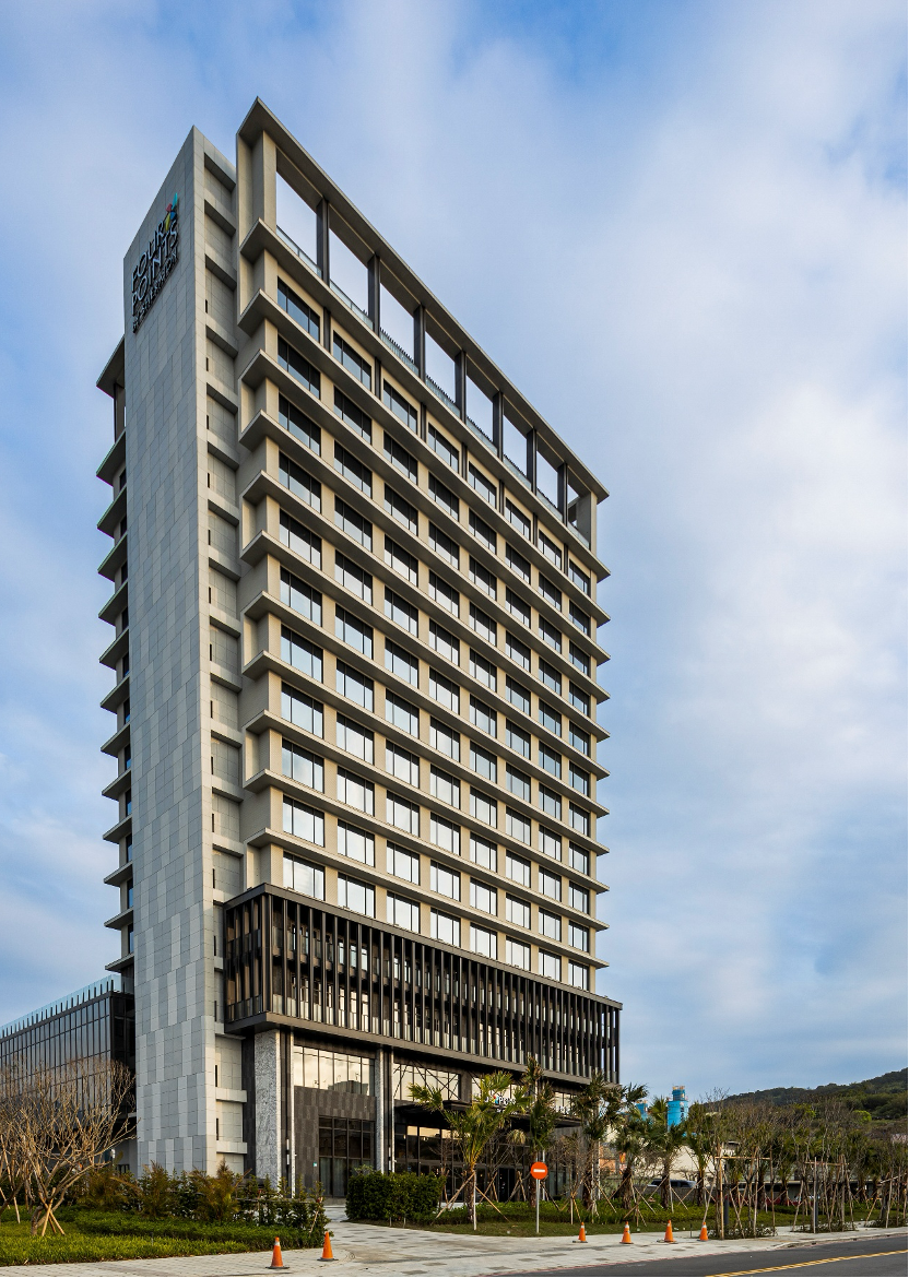 ▲八里是北台灣唯一港口與機場「海陸雙港」匯集的準國際城市,龐大跨境商務需求結合自身豐富觀光資源,就連全球最大飯店集團萬豪酒店旗下品牌也前進八里設點插旗。圖為八里福朋喜來登酒店。