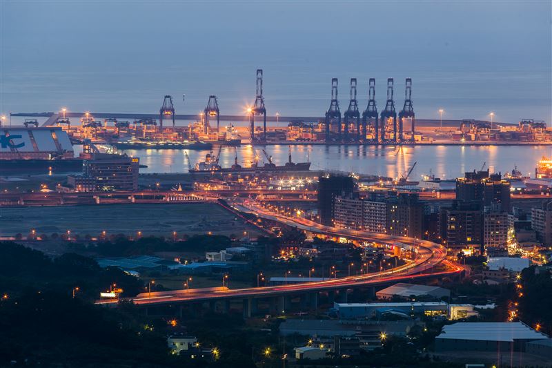 八里海岸線，即將從單純觀光區，轉為多功能的國際港灣。（圖 ／星球設計工作室）